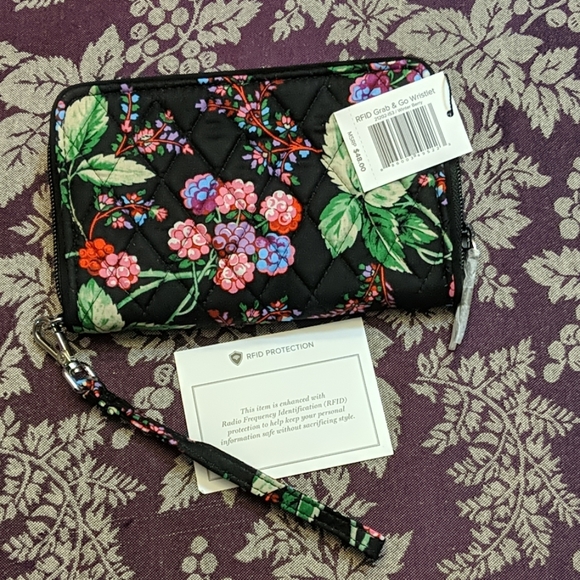 Vera Bradley Handbags - NWT Vera Bradley RFID Grab n Go Wristlet